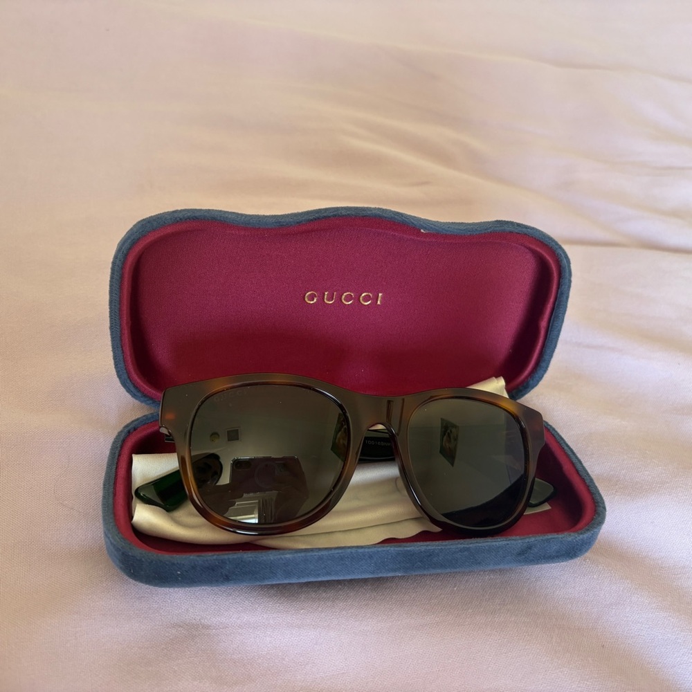 Unisex Gucci Tortoiseshell Sunglasses with Velvet Case